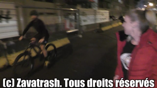 Baise-moi si tu veux | AURBEAUREAL se tape un cycliste et suce des mecs bourrés au bord d'une route.
