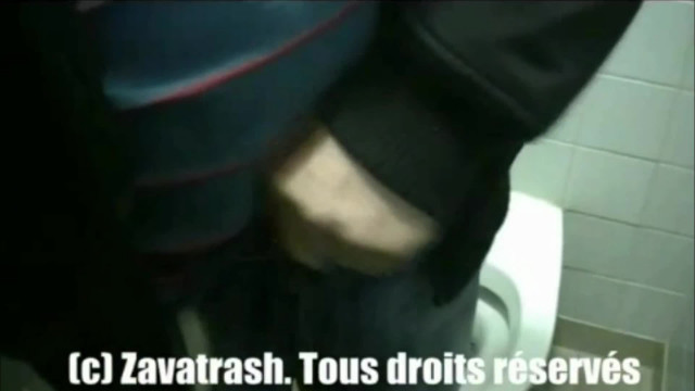REALITY PORN | Elle suce une grosse QUEUE dans les toilettes d'une station service.
