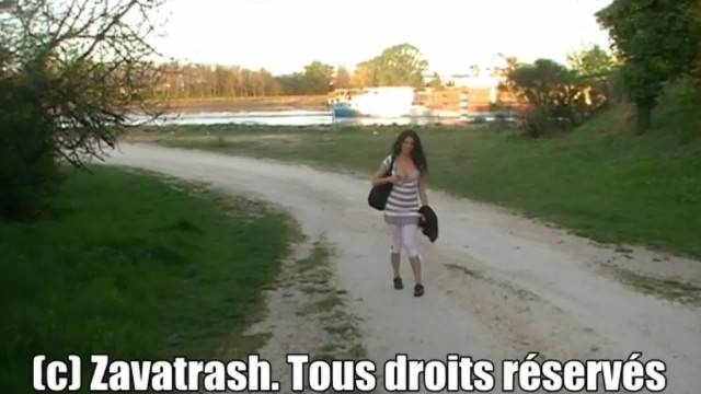 Une Cochonne Libertine  prend une bonne dose de sperme dans la bouche.