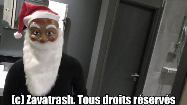Le père Noël lui éjacule dans la raie des fesses.