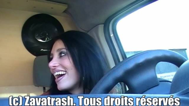REALITY PORN | Une Libertine suce deux Polonais à la sortie d'une casse-auto.