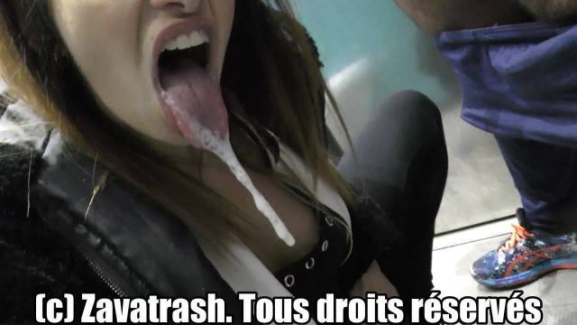 Faites la queue ! Il y a une sacrée suceuse dans les chiottes.