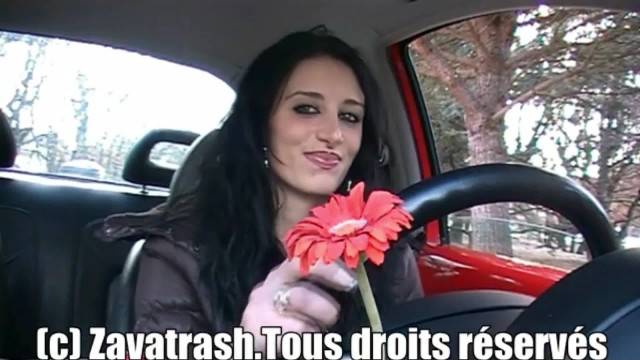 Sexy Brunette veut sucer papy, mais il ne veut pas !