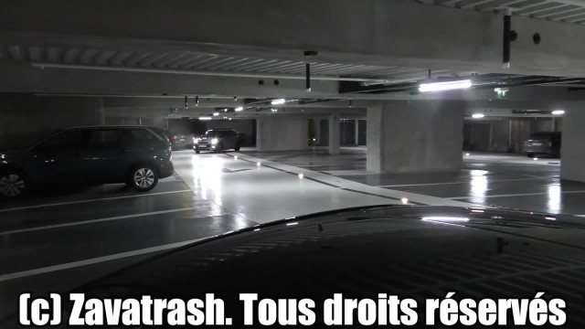 Parking souterrain PORN | Une MILF ultra SALOPE suce un gars entre deux véhicules stationnés.