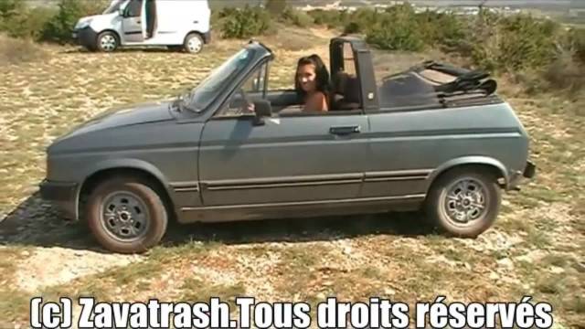 Au volant de son vieux Cabriolet, la jeune salope addict au jus de couilles part en vadrouille.