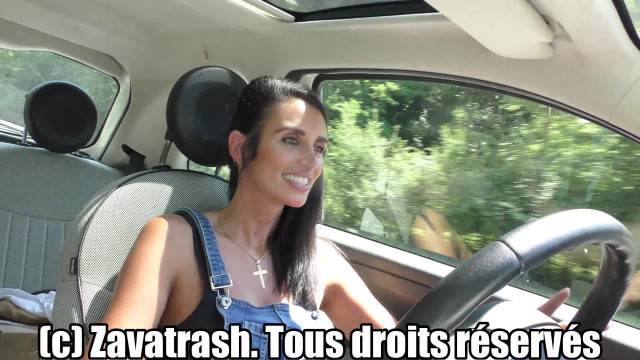 Une Libertine addict au sperme suce des bites sur une aire de repos.