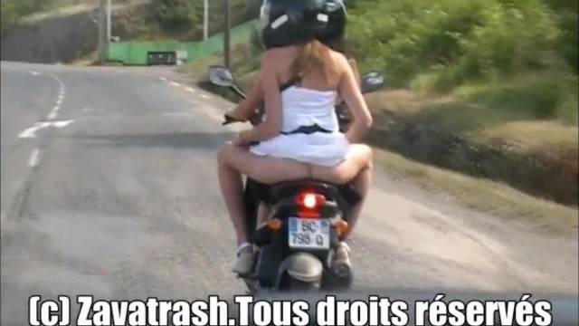 Deux Salopes en scooter sucent un touriste.