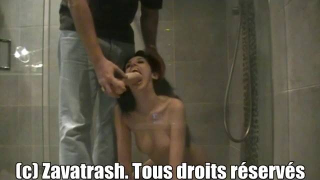 La petite pute se fait corriger gentiment.