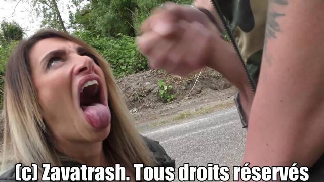 Jeune MILF accro au foutre suce tout le monde via son Snapchat