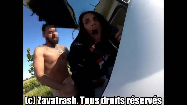 Une Libertine se fait baiser dans son coffre de voiture. #sperme