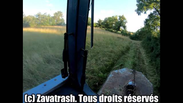 Une Salope libertine suce un paysan sur son tracteur. #agriculteur