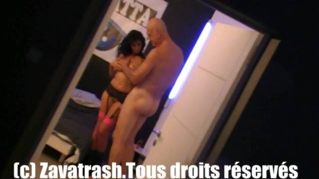 Golden Shower  pour Sexy Brunette