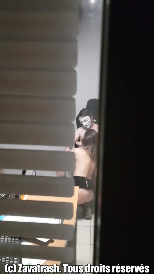 Glory Zavatrash et le garagiste | Une MILF suce le patron dans son bureau