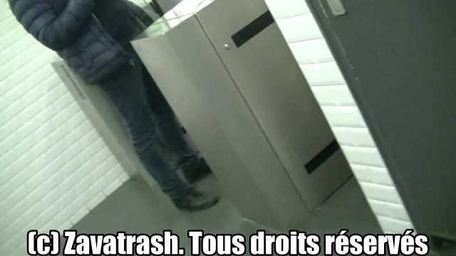Plus salope que Glory Zavatrash tu meurs ! Speed-sex en gare | Elle suce un gars dans les chiottes. #JM