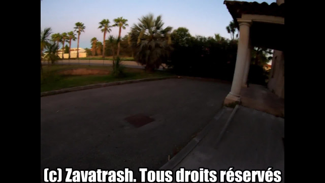 Une libertine suce dans les vestiaires d'une salle de sport. #GloryZavatrash