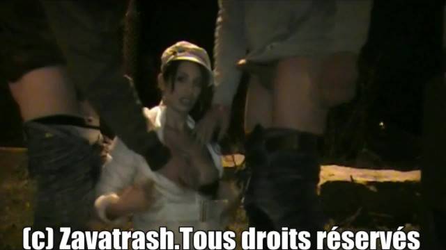 Une nymphomane sert de vide-couilles sur le parking du stade de foot.