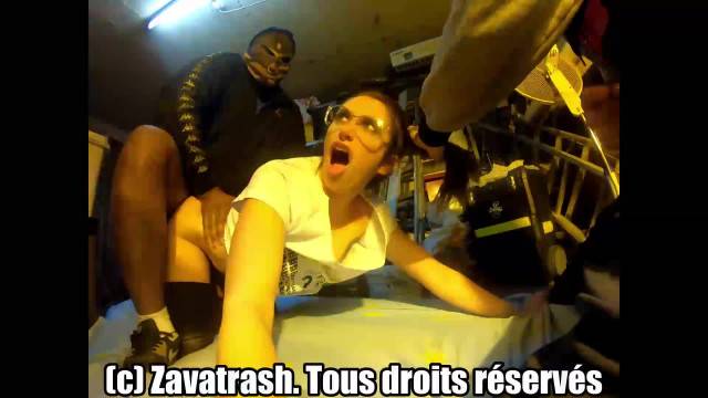 SpeedSex au garage de la baise. Cette Libertine Française est trop excitante avec ses lunettes de salope.