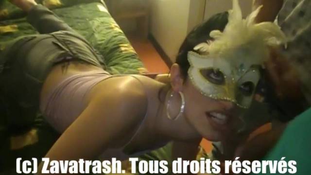 FETISH MASK | Une brunette se tape un bukkake de folie | BOUCHE à SPERME