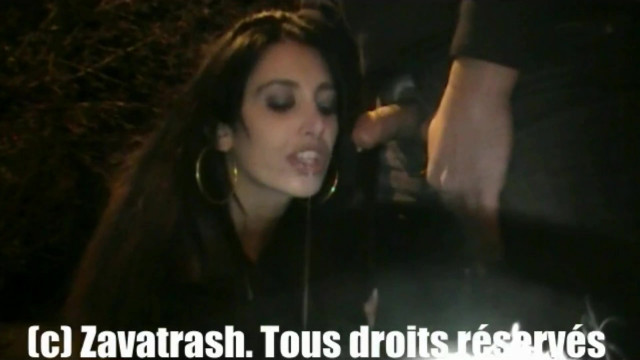REALITY PORN | Incroyable mais vrai ! Cette jolie brune délurée suce un chauffeur routier au péage.