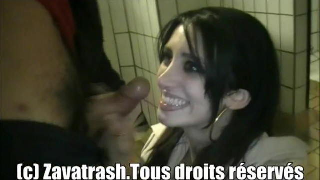 REALITY PORN | Cette cochonne suce les routiers dans les chiottes | AIRE DE REPOS