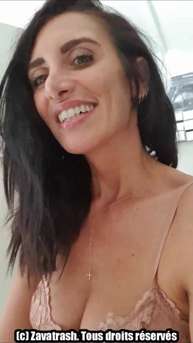 Cette cochonne ne loupe jamais une occasion de faire du SALE.