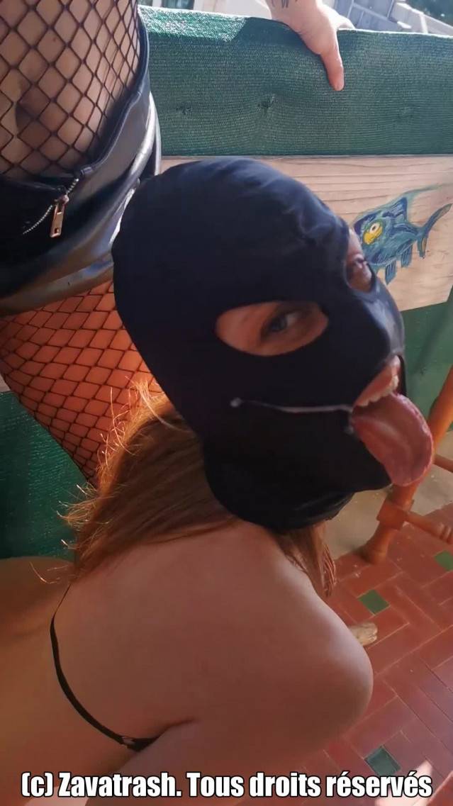Face à la mer | Deux Salopes Françaises sucent un Toulonnais sur sa terrasse - Fetish Cagoule