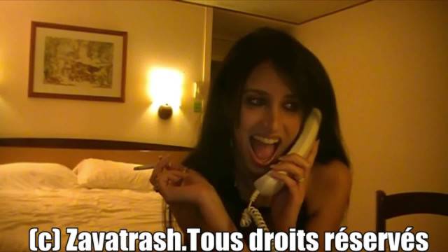 Cette cochonne profite de l'absence de son mari pour sucer le standardiste de l'hôtel.