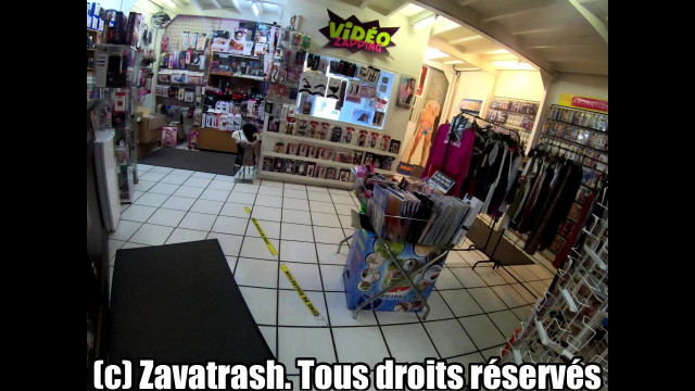 REALITY PORN | Une Libertine rentre dans un Sex Shop pour sucer tout le monde.