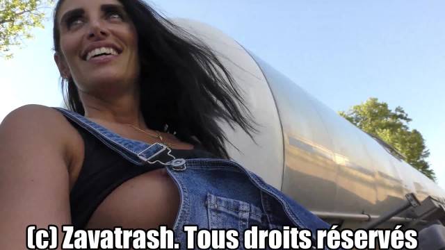 Une MILF suce et baise avec des routiers lors d'un shooting photo. #GloryZavatrash