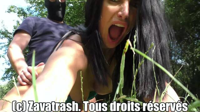 Cuckolding | Cette MILF très cochonne se fait baiser, sodomiser par son amant dans un pré.